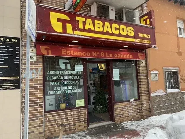 Un escaparate con un cartel que dice tabaco.