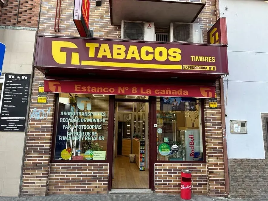 Un escaparate con un cartel que dice tabacos