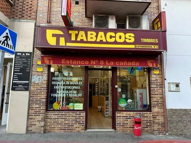 Un escaparate con un cartel que dice tabacos