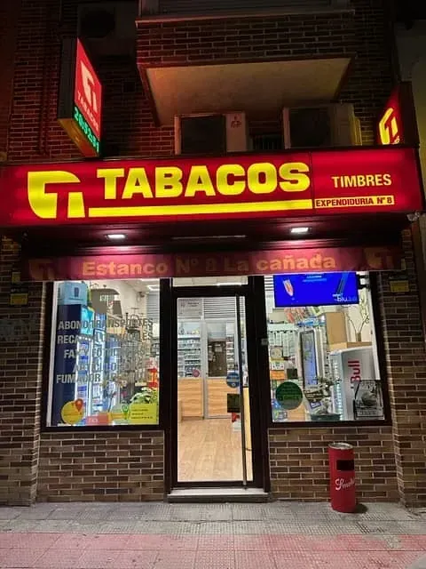 Un escaparate con un cartel que dice tabacos