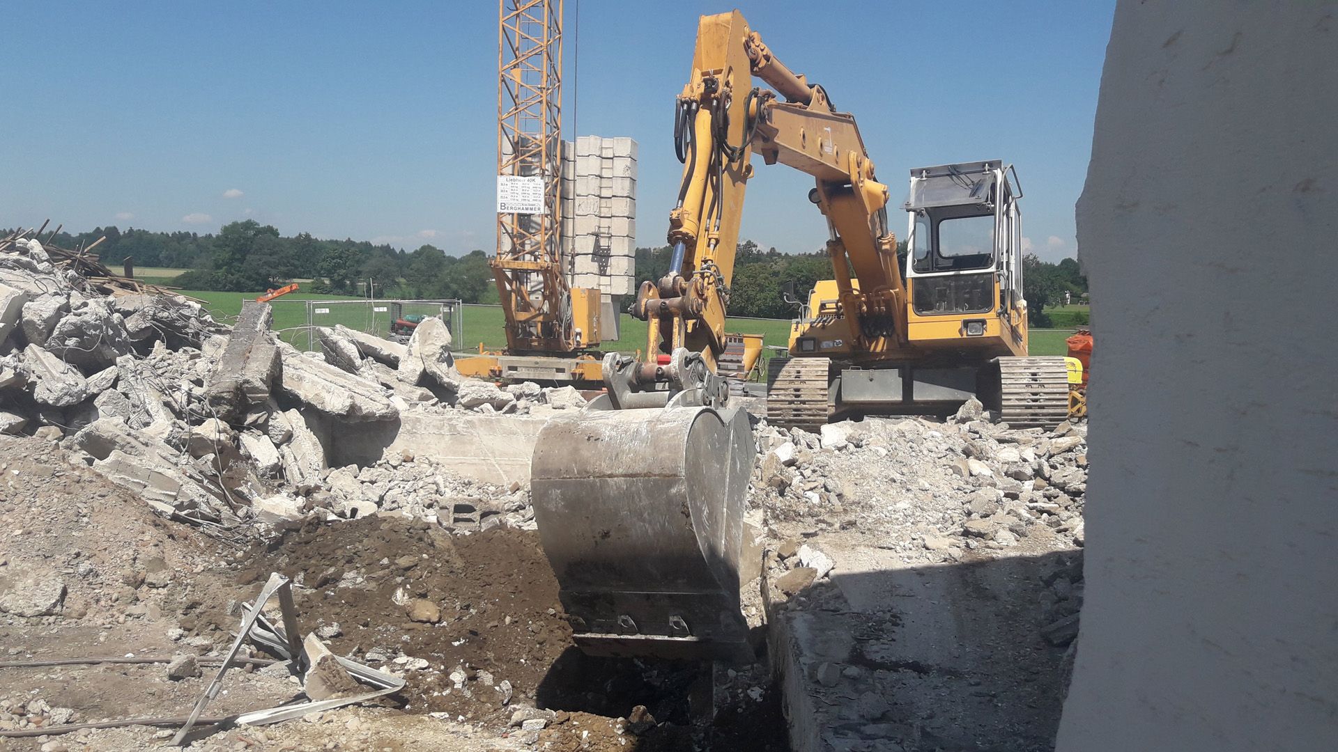 Ein Bagger hebt ein Loch aus