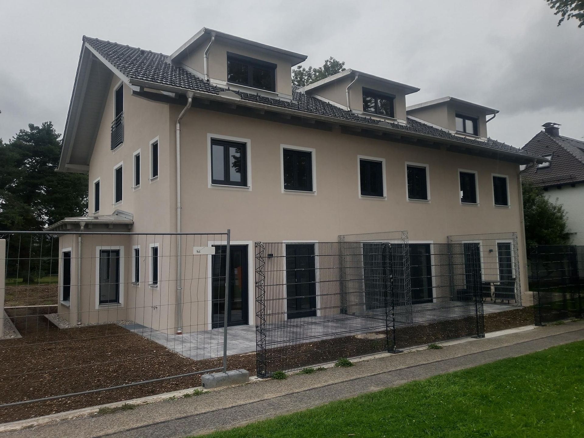 Ein zweistöckiges Gebäude im Aufbau