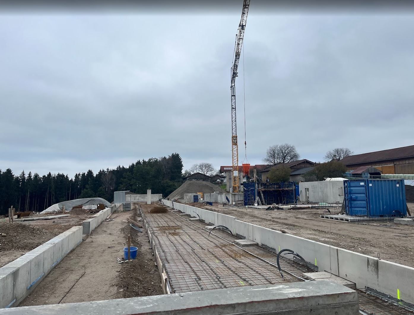 Das Fundament für ein Bauvorhaben ist in Arbeit