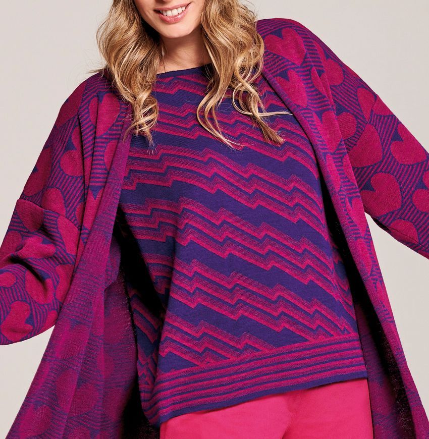 Pull et veste bleus et roses