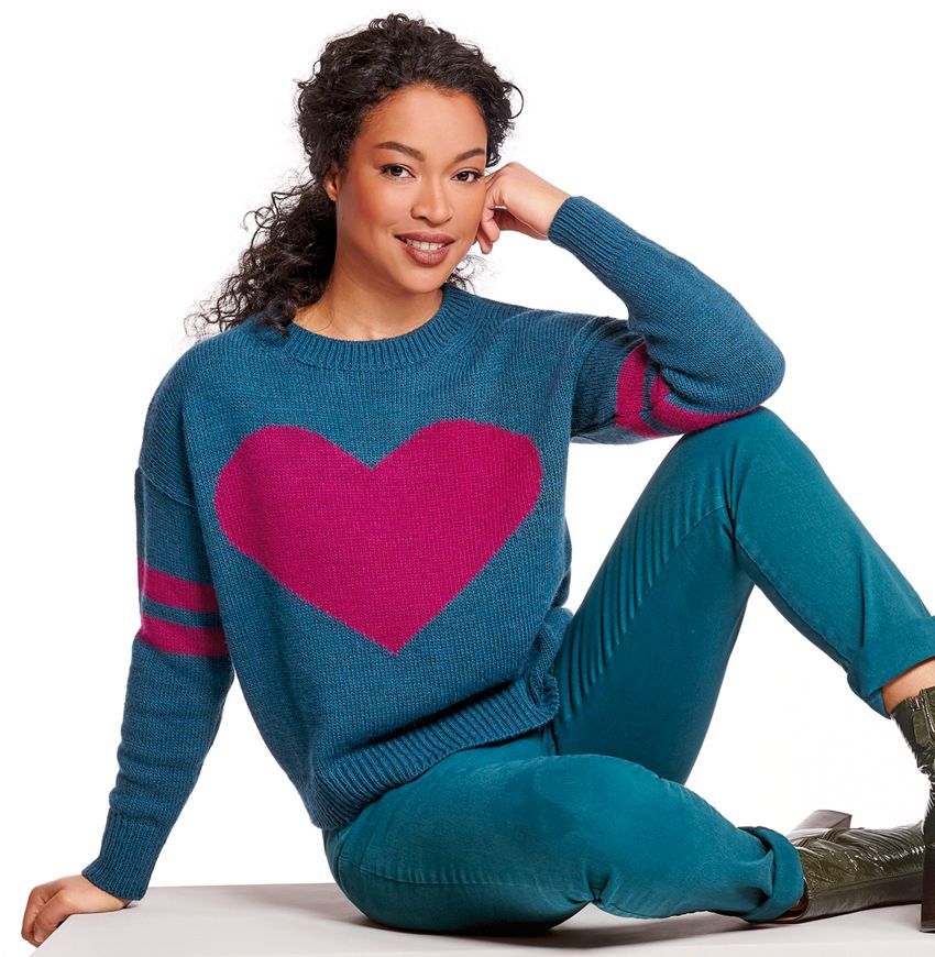 Pull bleu avec un cœur rose