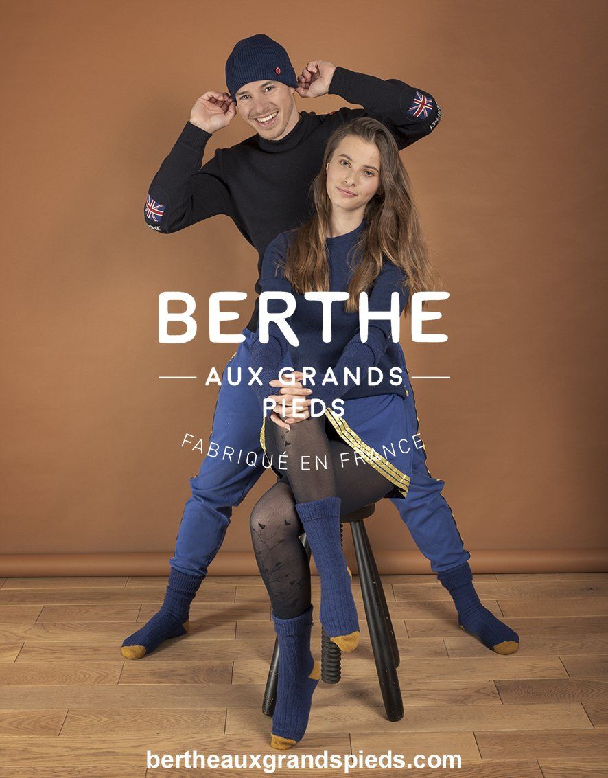 Robe bleue, pull noir et jean