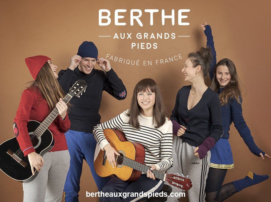 5 personnes avec 2 guitares