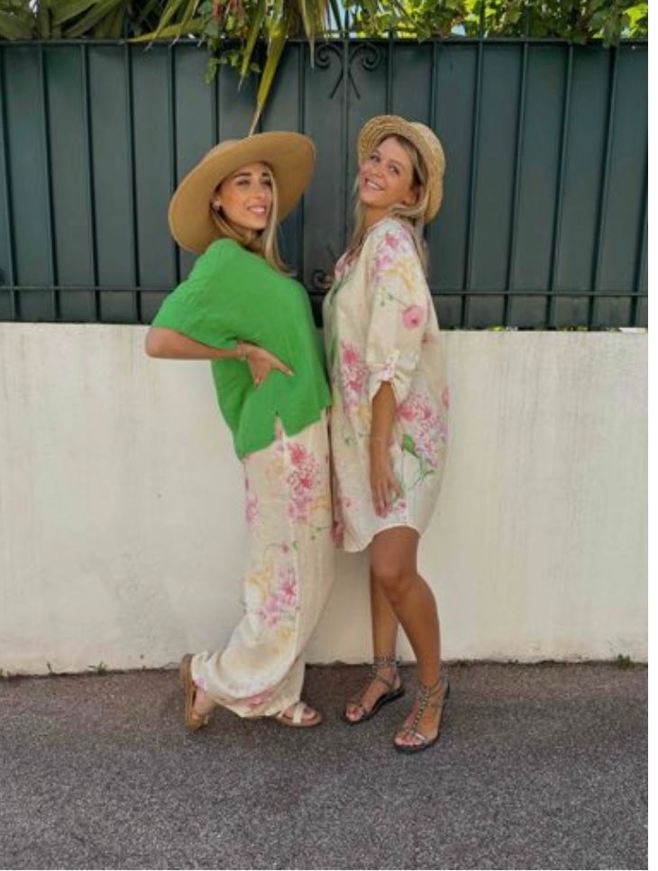 Top vert et pantalon fleuri blanc et robe fleurie blanche