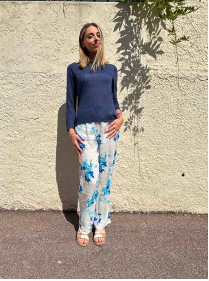 T-sirt manche longues bleu marine et pantalon blanc à fleurs bleues