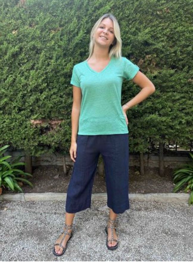 T-shirt bleu turquoise et pantacourt bleu marine