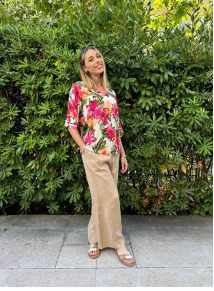 Chemisier col V à fleurs roses, vertes et orange et pantalon en lin beige