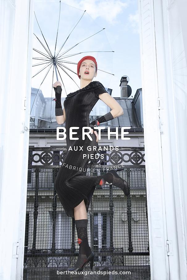 Robe noire et bonnet rouge