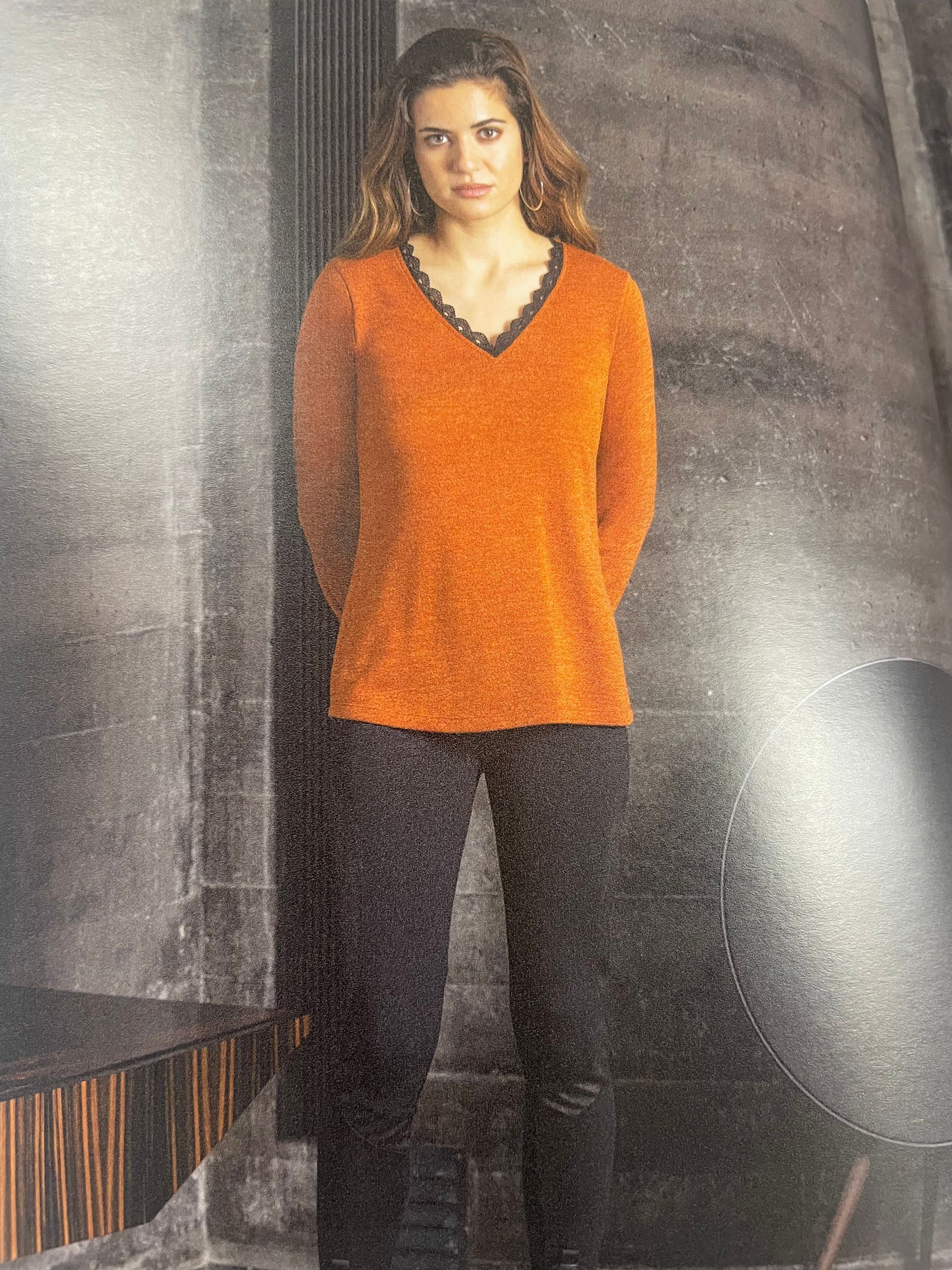 Pull orange et pantalon noir