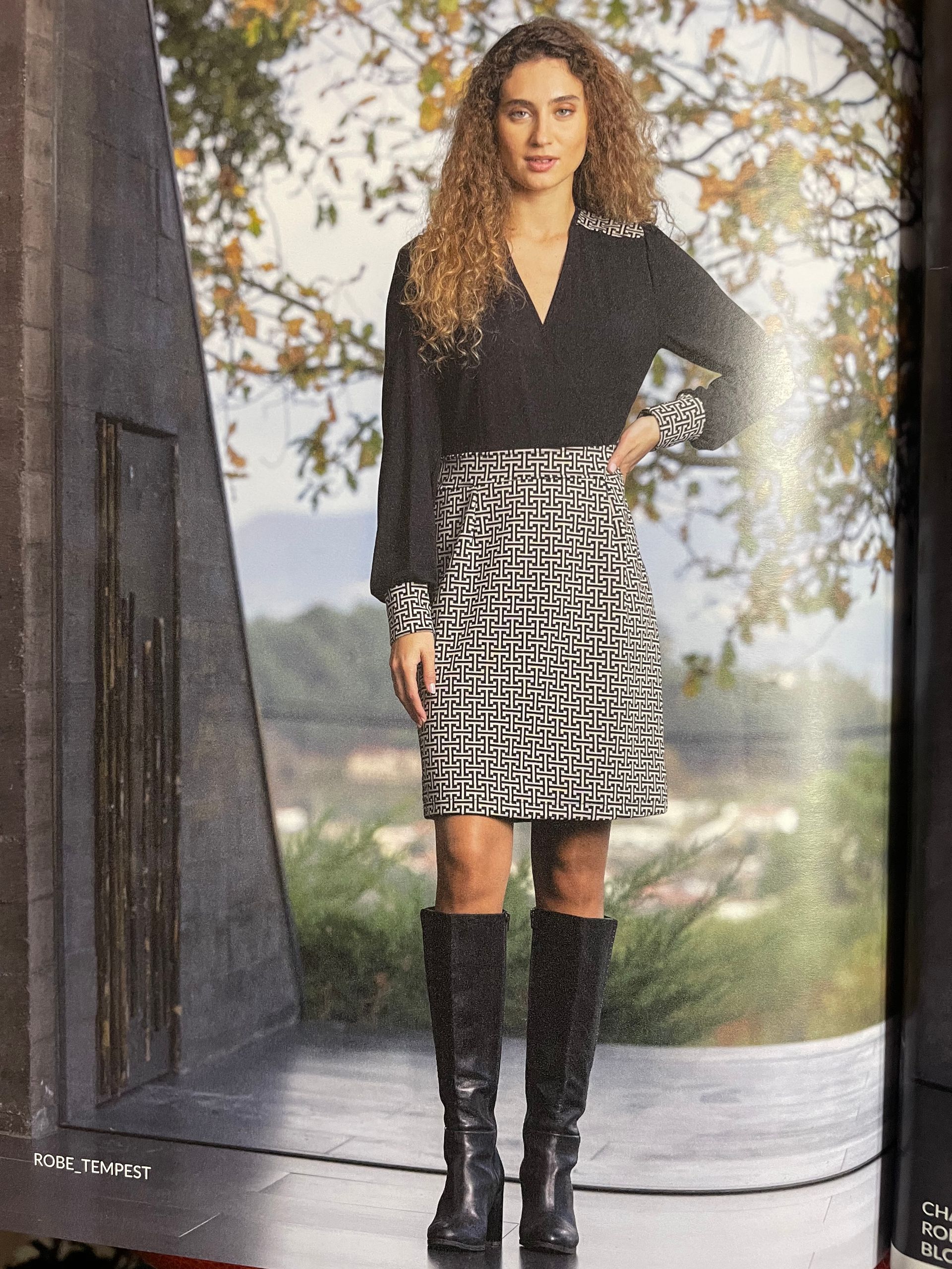 Ensemble chemisier et jupe à motifs graphiques blancs et noirs