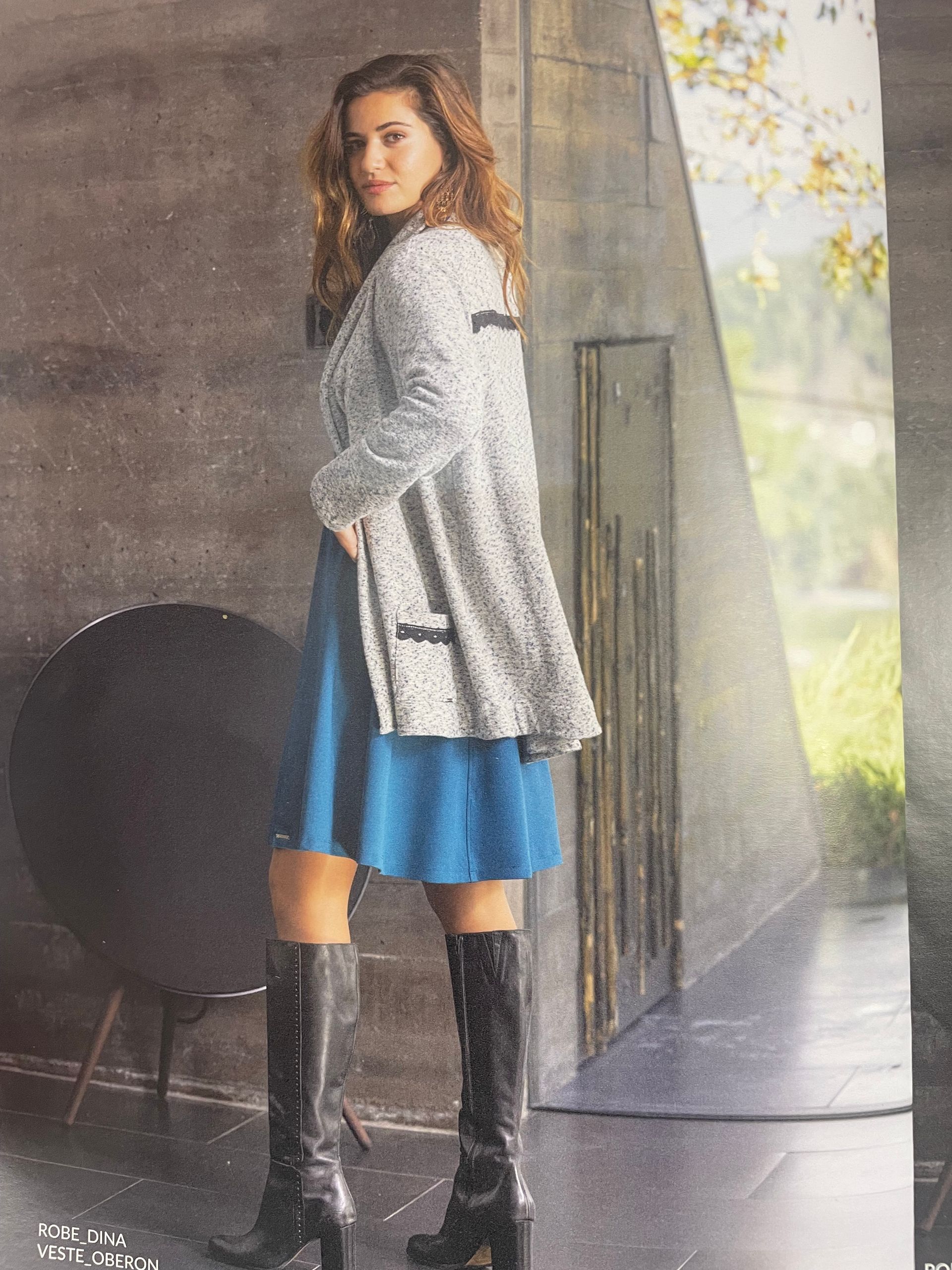 Gilet gris et robe patineuse bleue