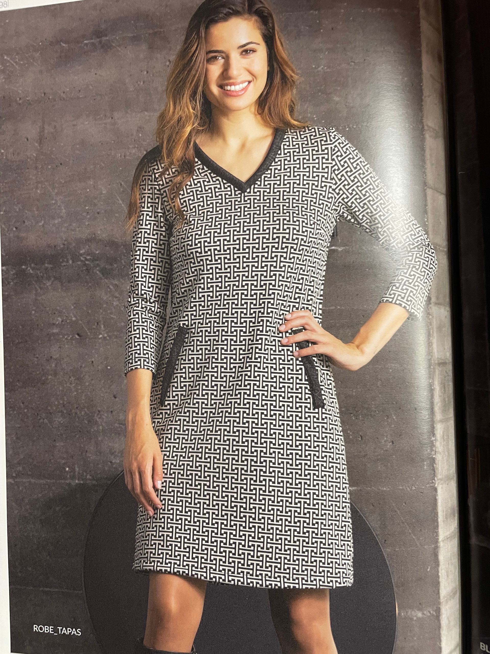 Robe à motifs géométriques noire et blanche