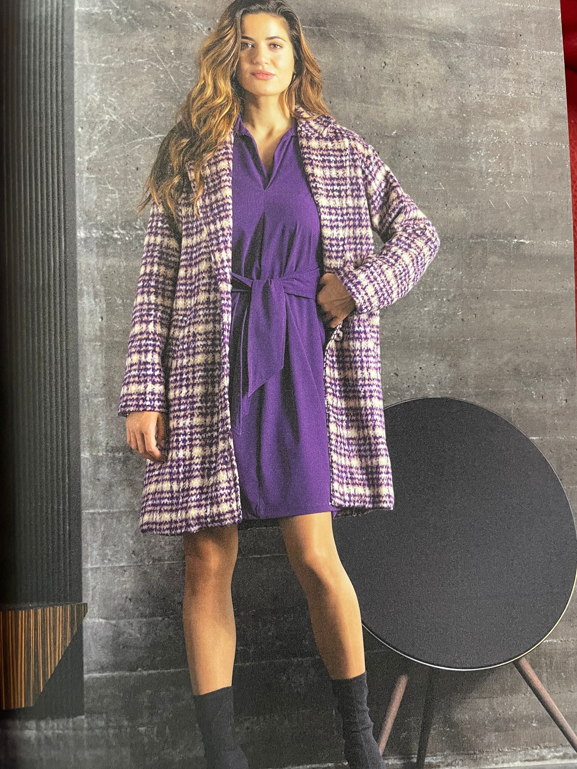 Robe violette et manteau à carreaux jaunes et violets