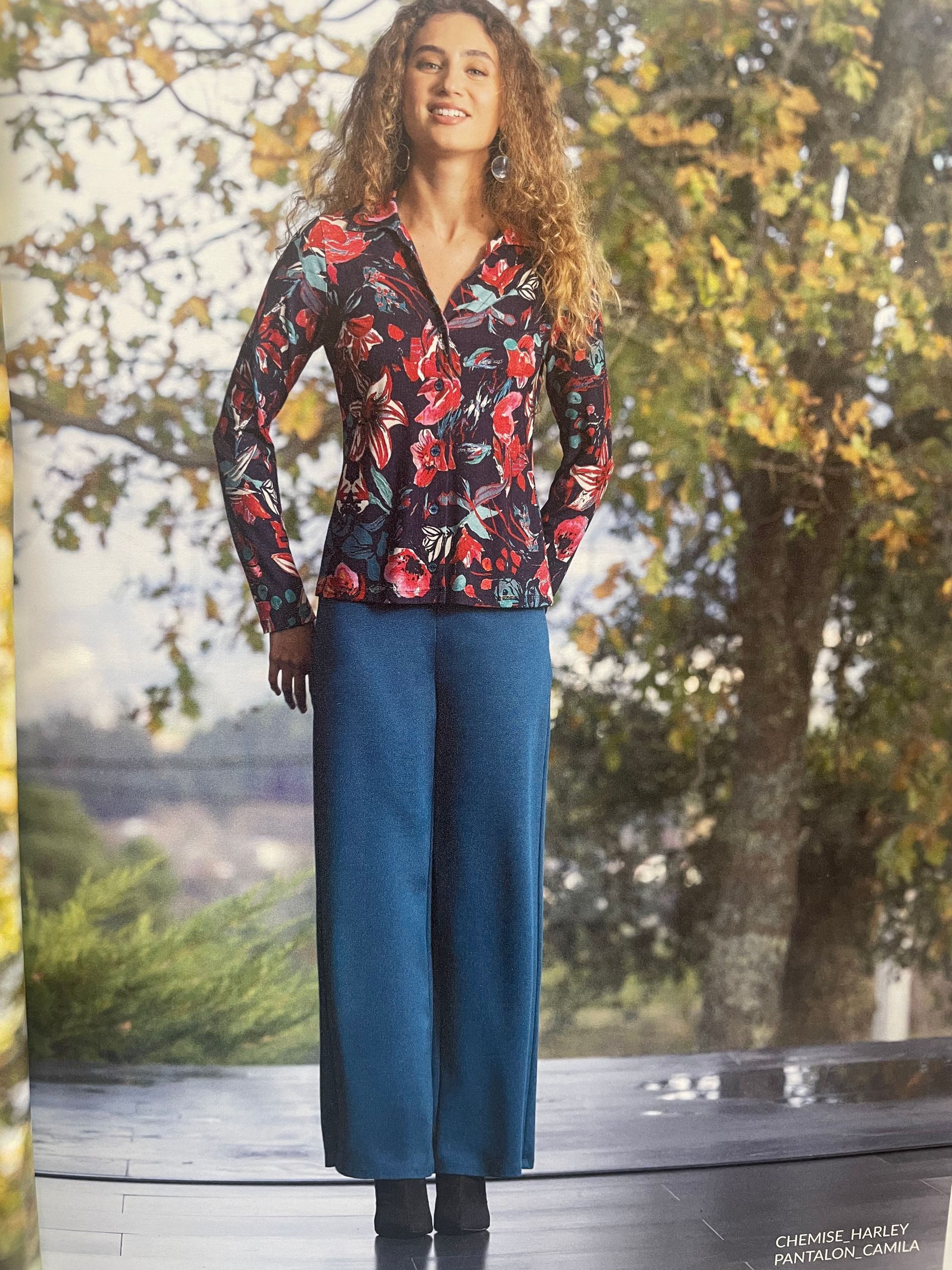 Chemisier fleuri et pantalon bleu