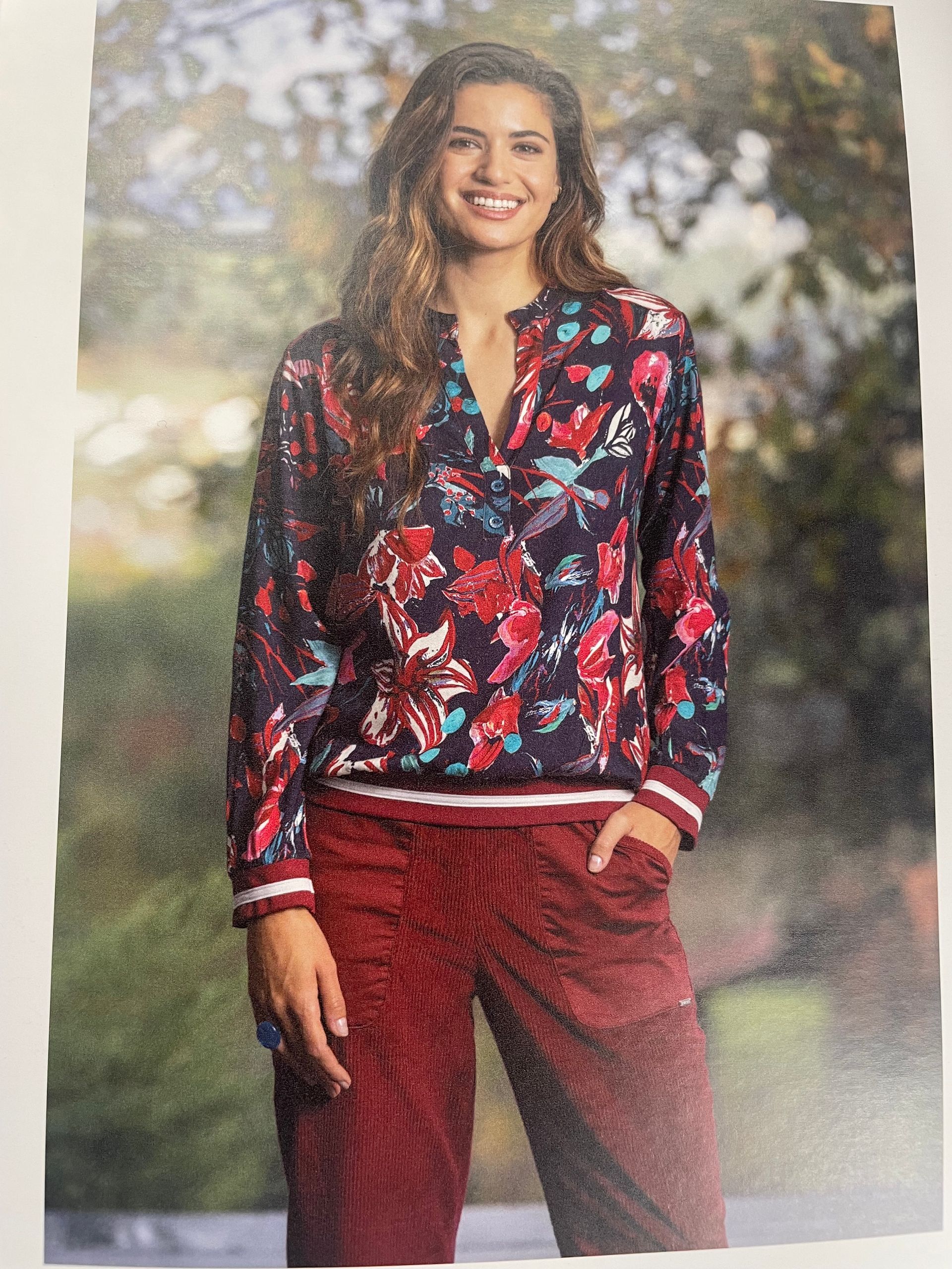 Top à fleur et pantalon rouge