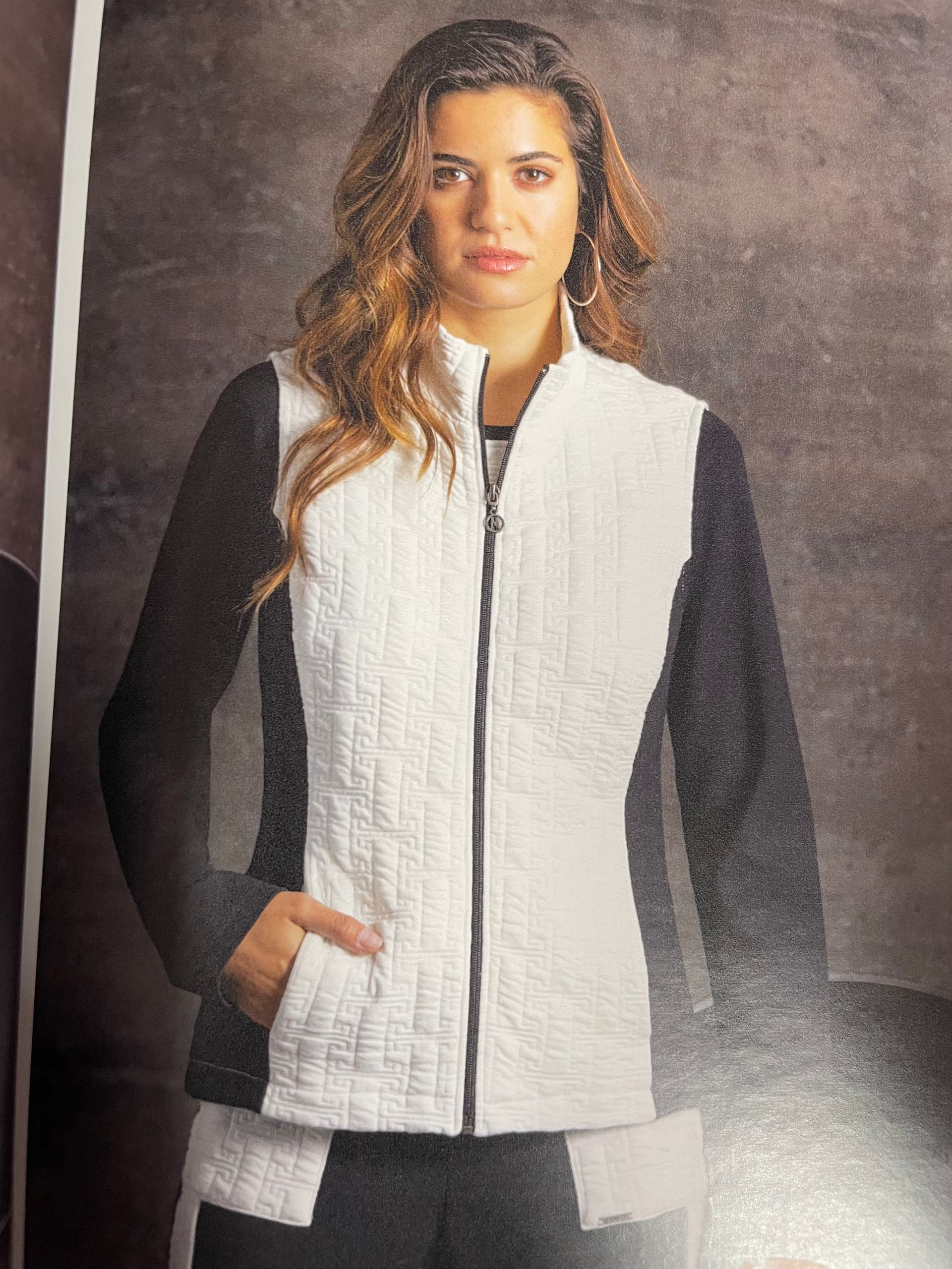 Veste zippée noire et blanche