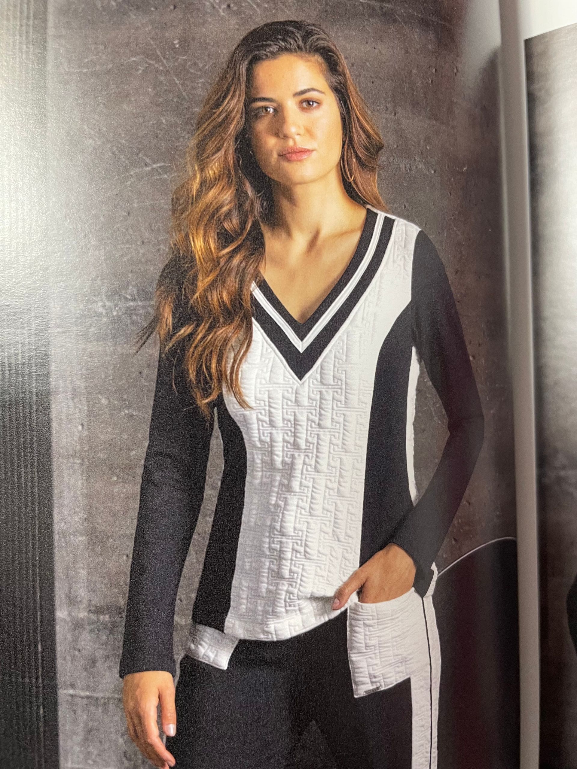 Ensemble top col V et pantalon noir et blanc