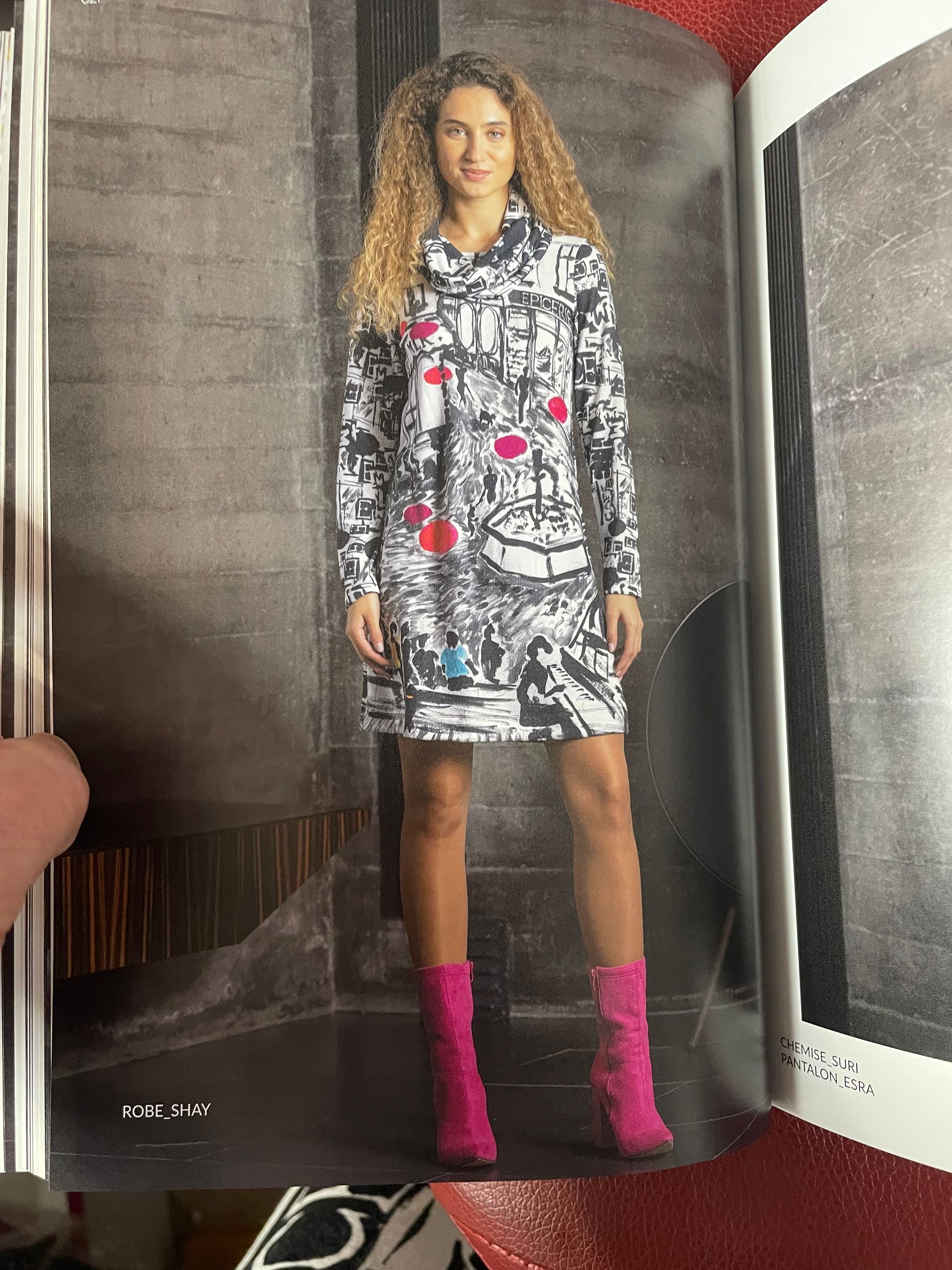 Robe manches longues col roulé à motifs colorés et bottes roses