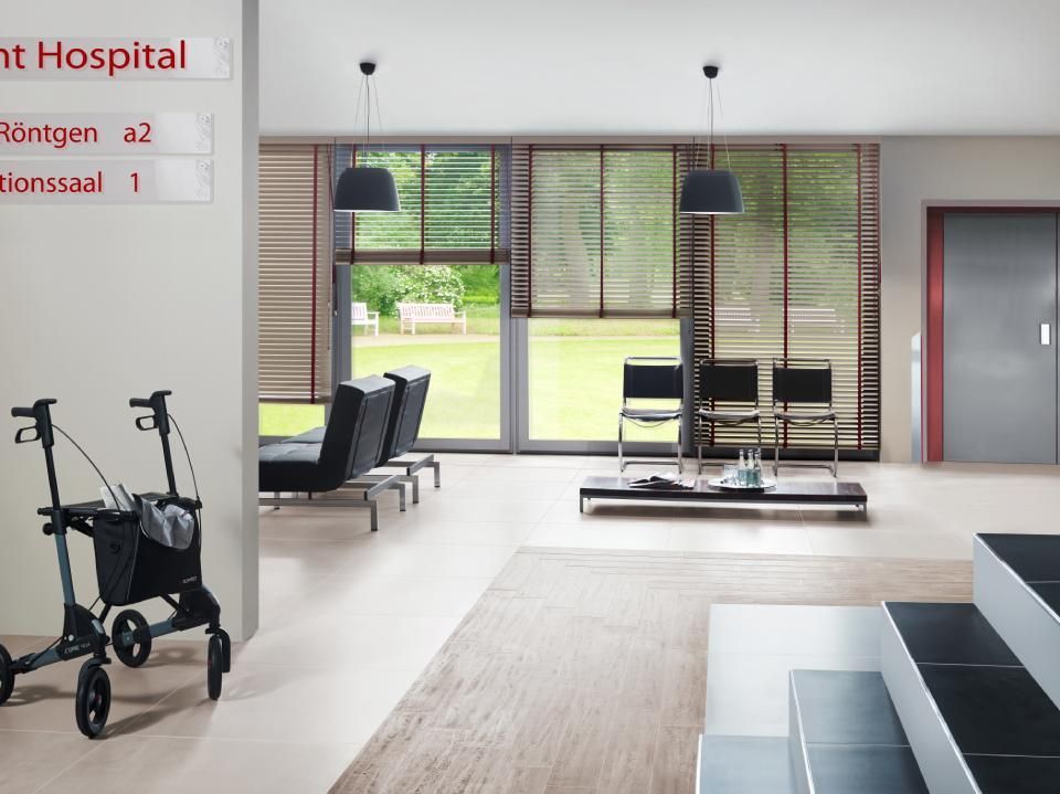 Eine Krankenhauslobby mit Gehhilfe und Treppe