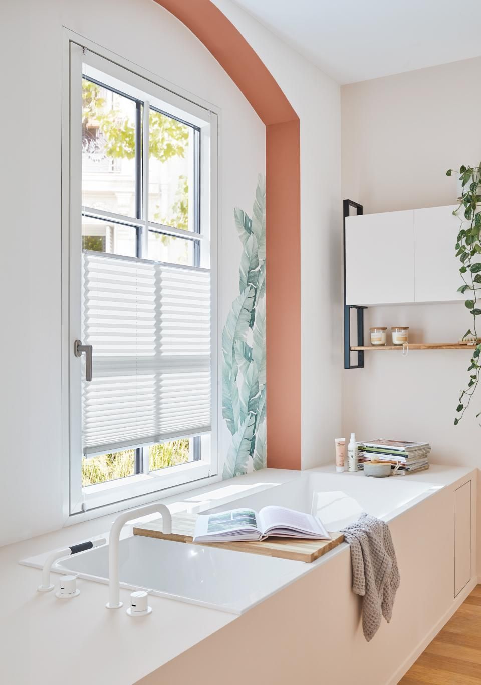 Ein Badezimmer mit Badewanne und Fenster.