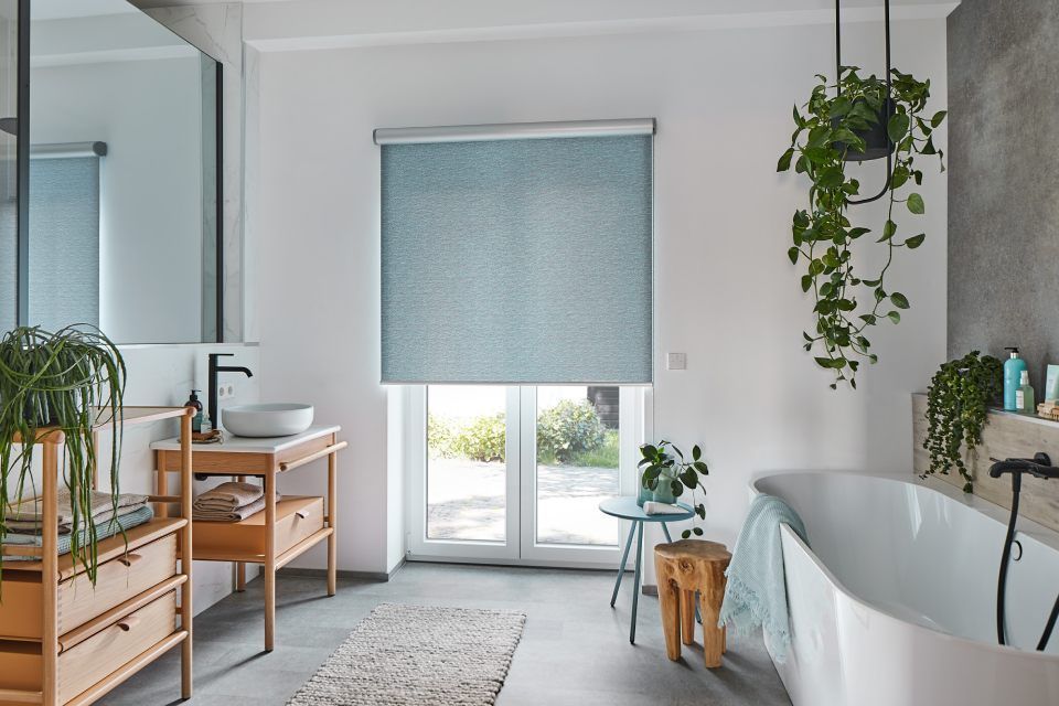 Ein Badezimmer mit Badewanne, Waschbecken, Spiegel und Fenster.