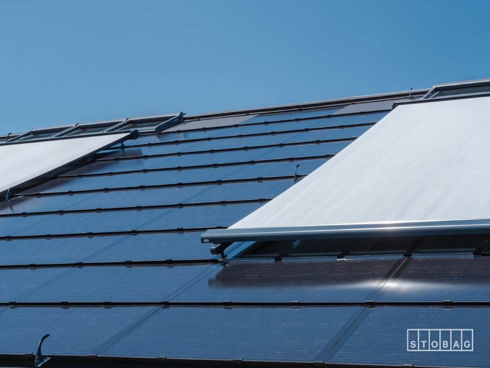 Ein Dach mit vielen Solarmodulen darauf