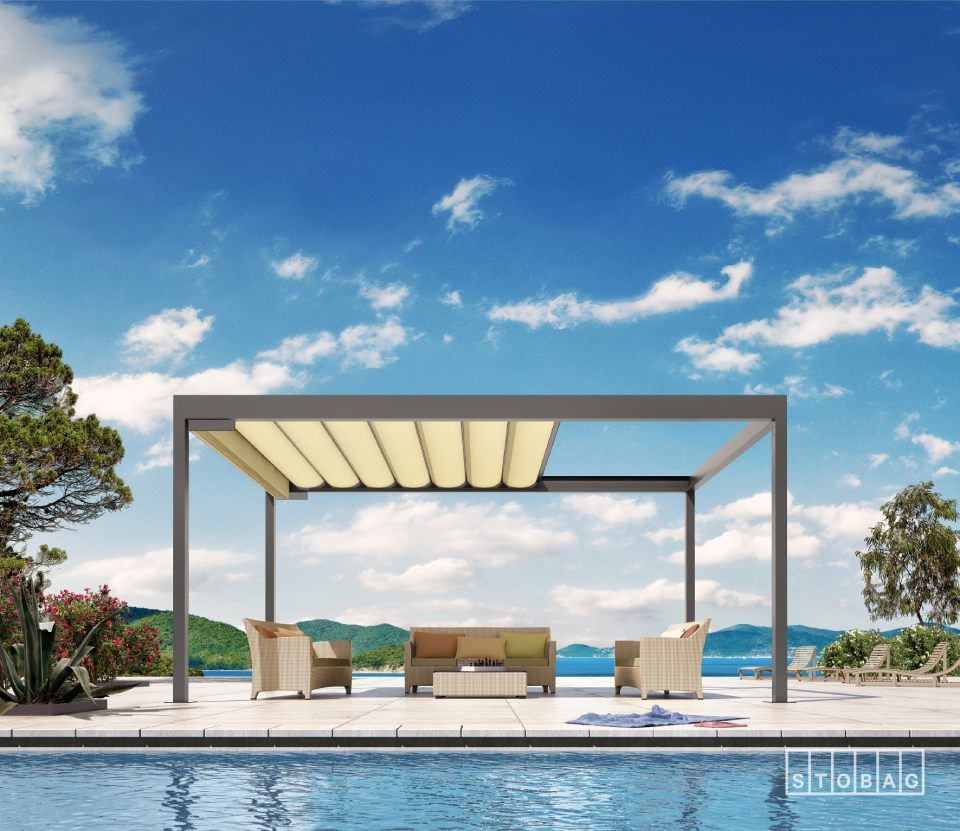 Eine Pergola steht neben einem Swimmingpool.