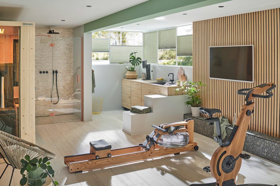 Im Zimmer befinden sich ein Rudergerät und ein Fahrrad.