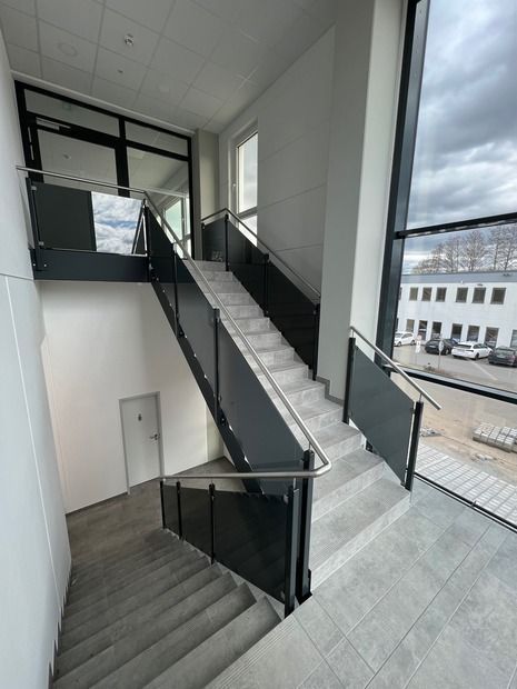 Glasgeländer mit Edelstahlhandlauf von ZIG Metallbau Ziegan