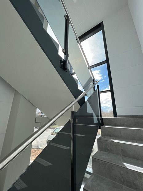 Glasgeländer mit Edelstahlhandlauf von ZIG Metallbau Ziegan