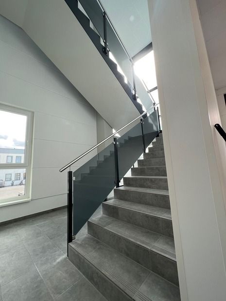 Glasgeländer mit Edelstahlhandlauf von ZIG Metallbau Ziegan