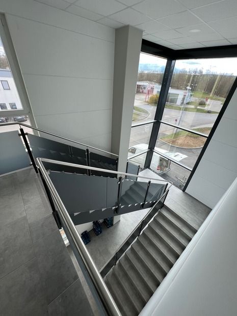 Glasgeländer mit Edelstahlhandlauf von ZIG Metallbau Ziegan