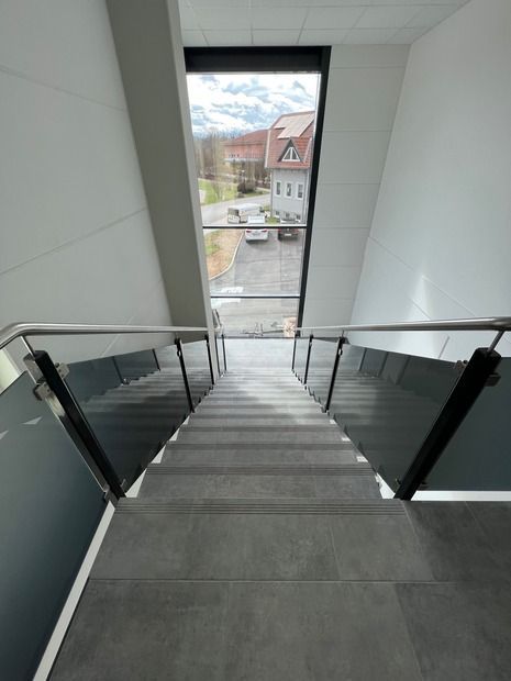 Glasgeländer mit Edelstahlhandlauf von ZIG Metallbau Ziegan