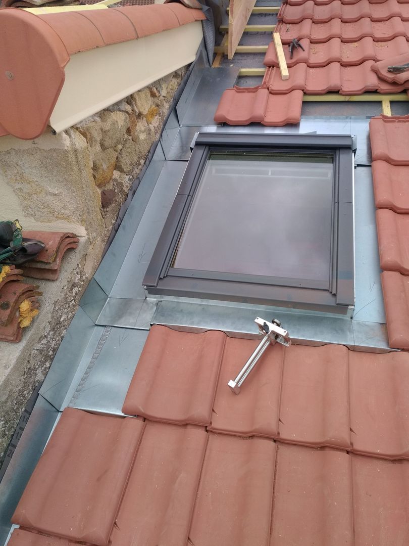 Un appareil photo argentique ancien posé sur les touches d'un piano dans des conditions de faible luminosité.