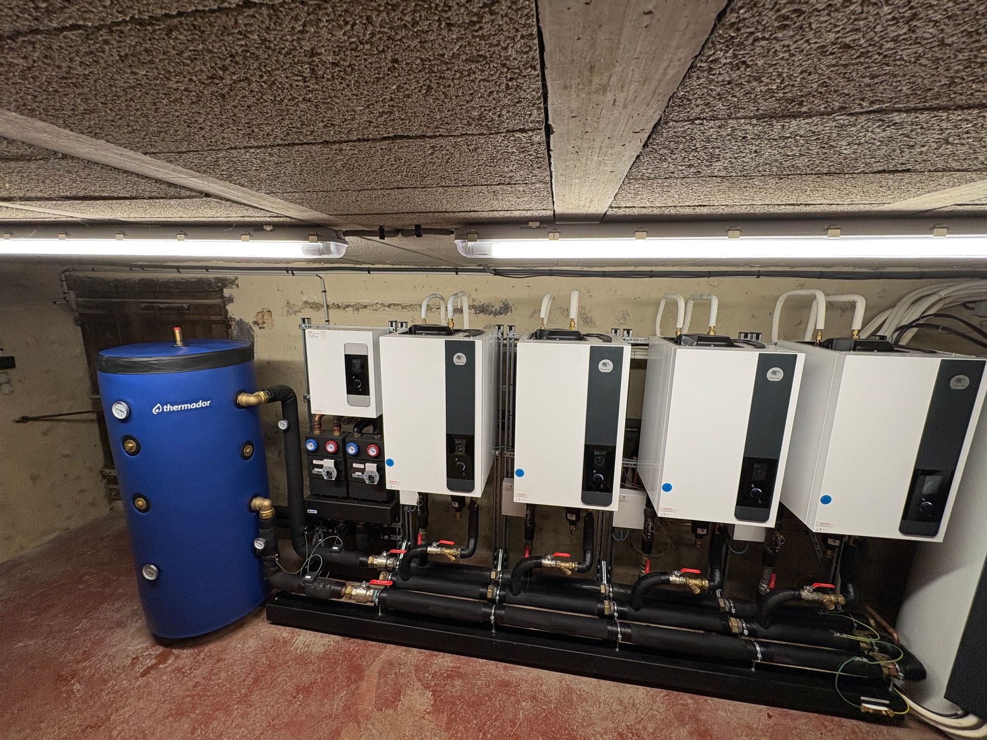 Installation d'un ensemble de 4 PAC AIR/EAU THERMOR montées sur un bloc crée par nos soins afin d'équiper une très grande maison dans l'Orne