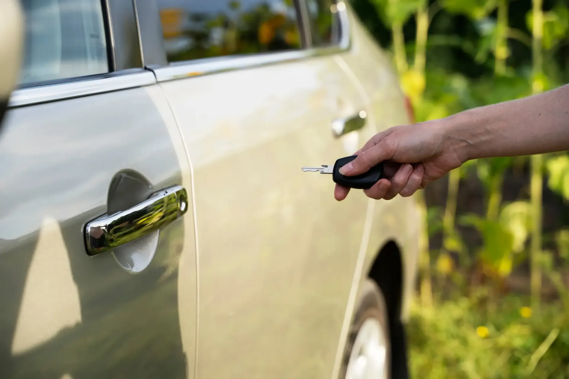 Imagen de puerta de vehículo que no abre o ha sido forzada