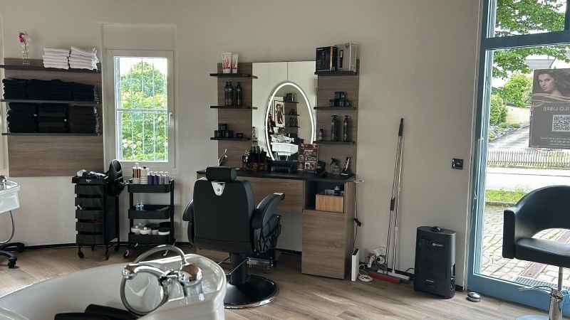 Coiffeuse schneidet Spitzen