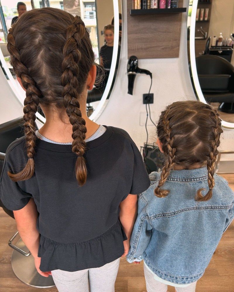 Zwei Kinder mit geflochtenem Haar