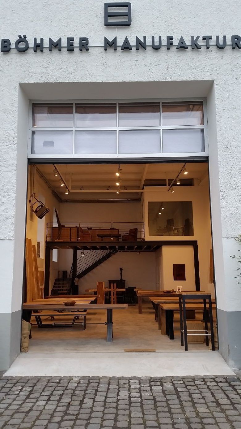 Außenansicht einer Manufaktur mit Schriftzug über dem Eingang.