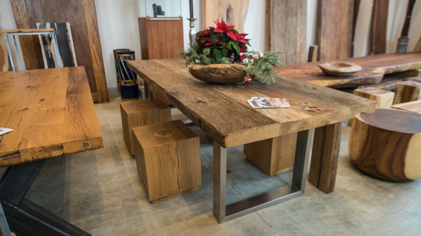 Massiver Holztisch mit rustikalen Sitzbänken.