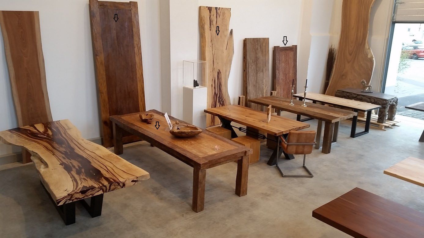 Arbeitsbereich mit massiven Holztischen und Werkzeugen.