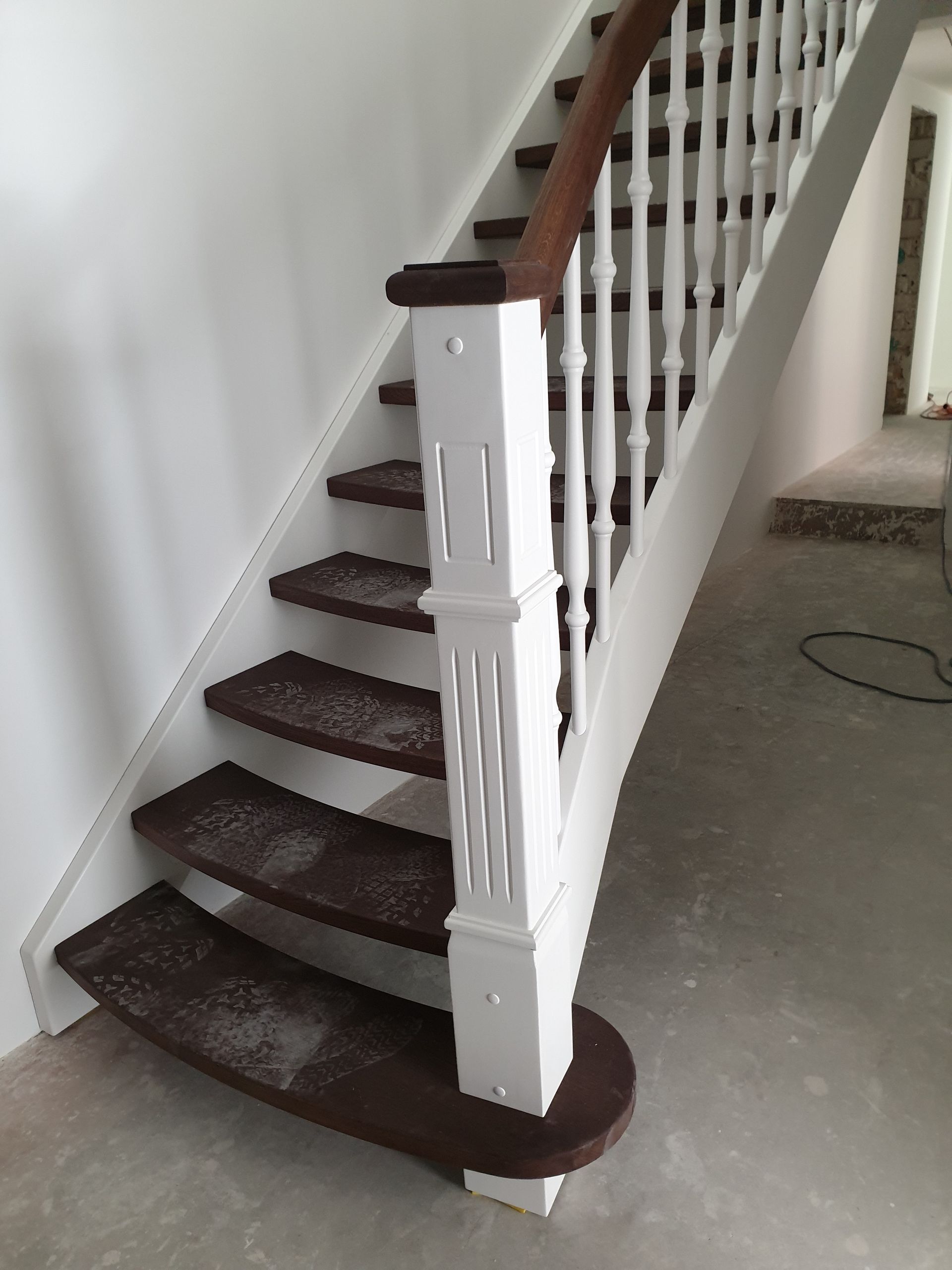 Weiße Holztreppe mit dunklen Stufen von Böhmer Manufaktur