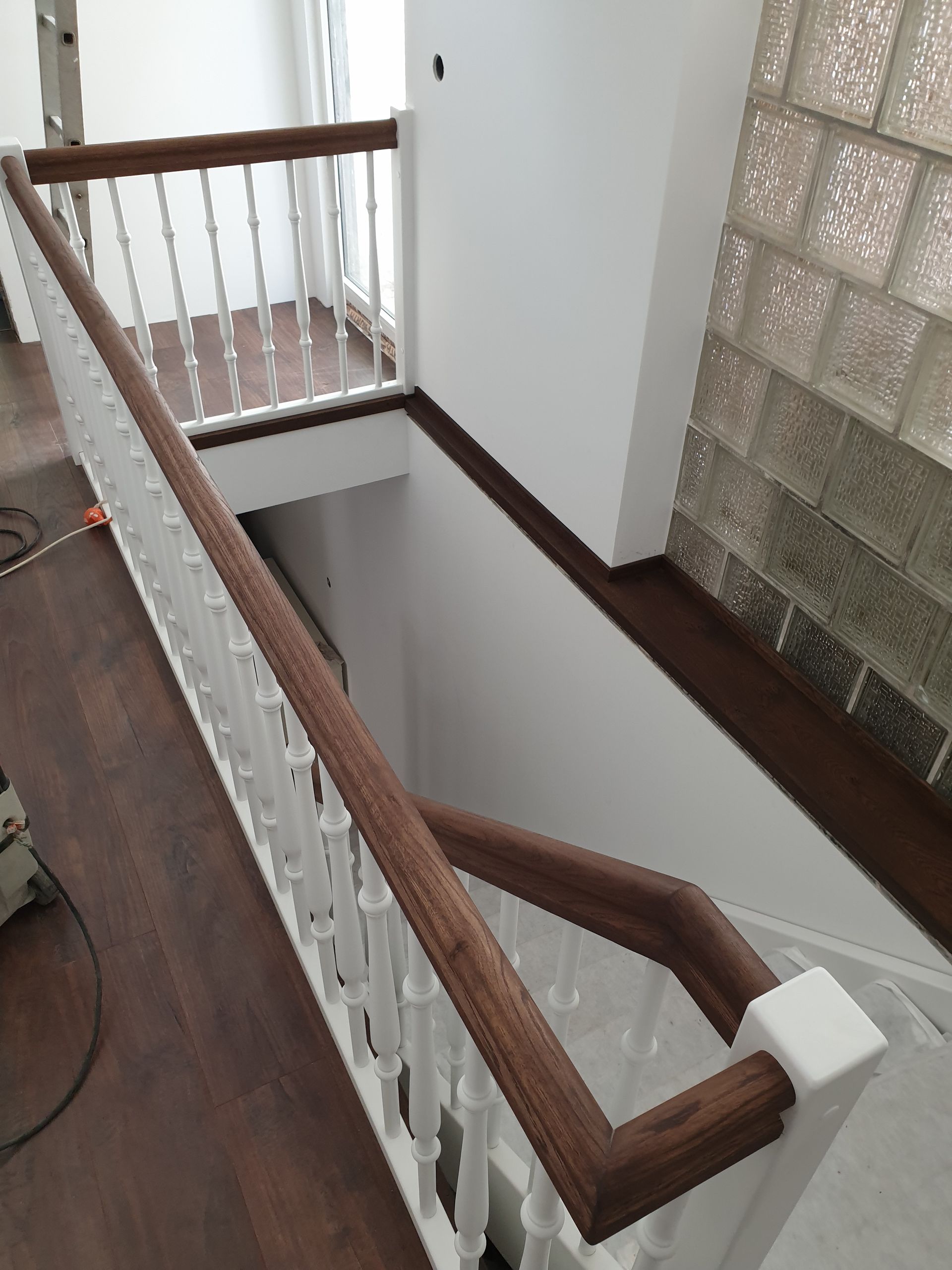 Weiße Holztreppe mit dunklen Stufen von Böhmer Manufaktur