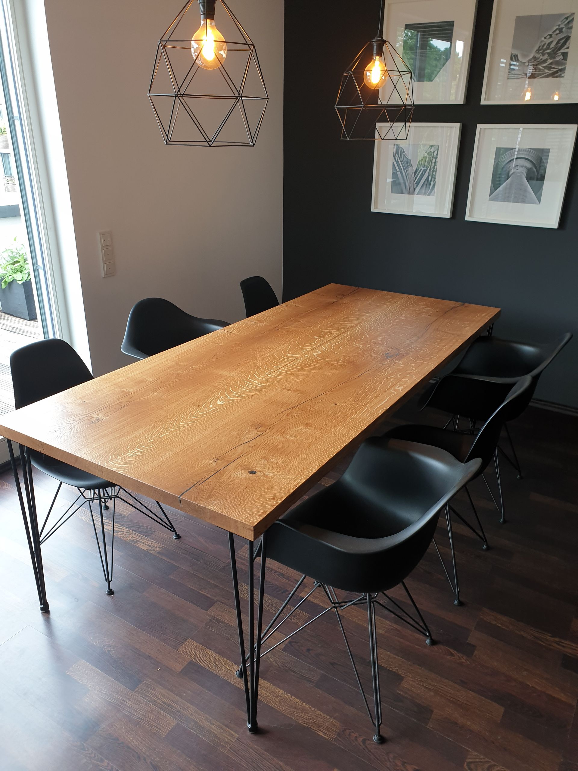 Heller  Holz Esszimmertisch mit schwarzen Stühlen