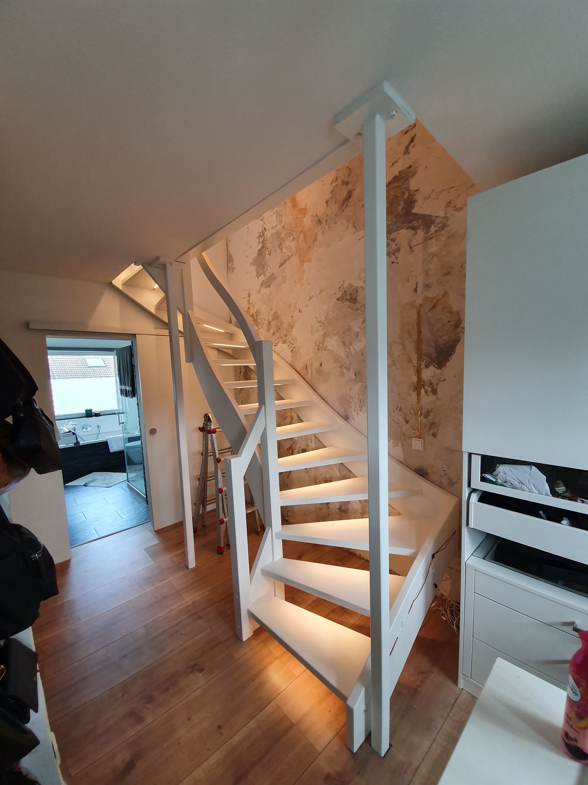 Weiße Holzwendeltreppe nach Maß von Böhmer Manufaktur