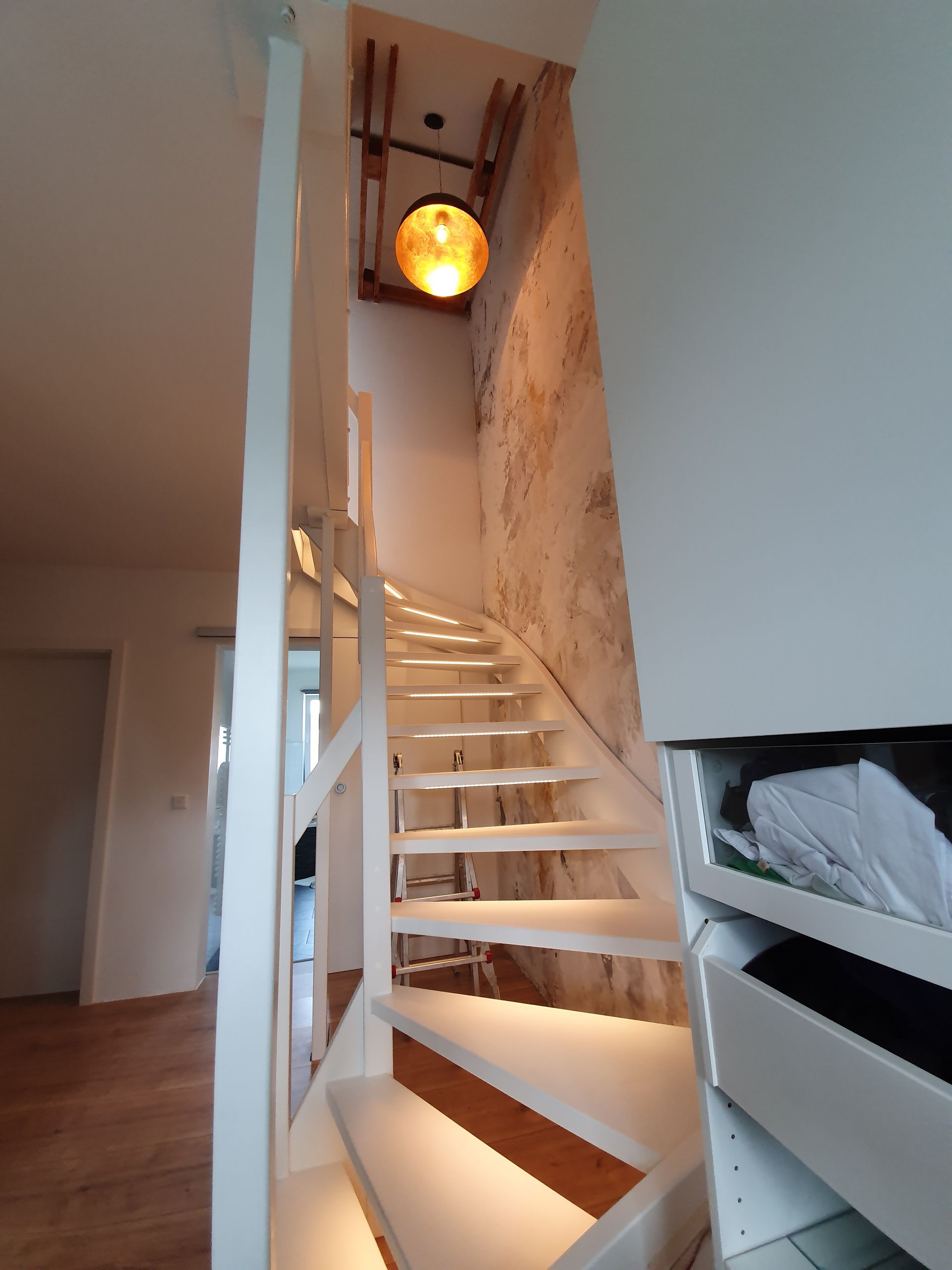 Holztreppe in weiß in einem Haus von Böhmer Manufaktur